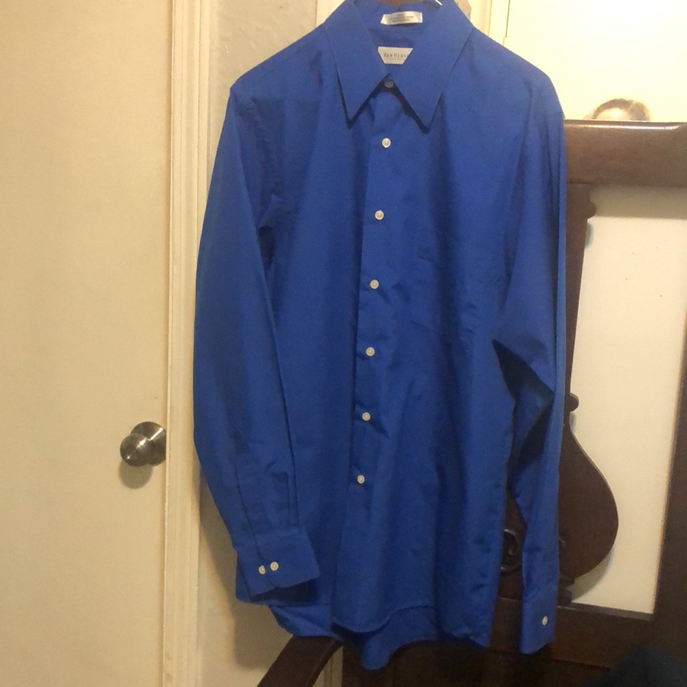 VanHeusen Med button down long sleeve shirt